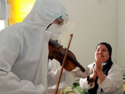 ویولن‌نوازی پزشک تونسی برای بیماران کرونایی +فیلم
