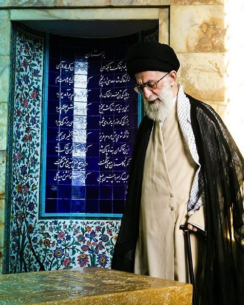 مقام معظم رهبری بر سر مزار سعدی + عکس