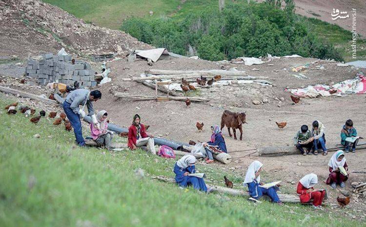 معلم کرمانشاهی با دست‌های شکسته و با رعایت فاصله اجتماعی+‌ تصویر