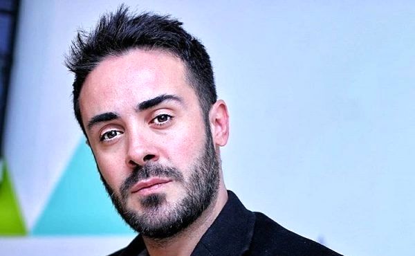 کاوه سماک باشی بازیگر نقش تینوش در بچه مهندس