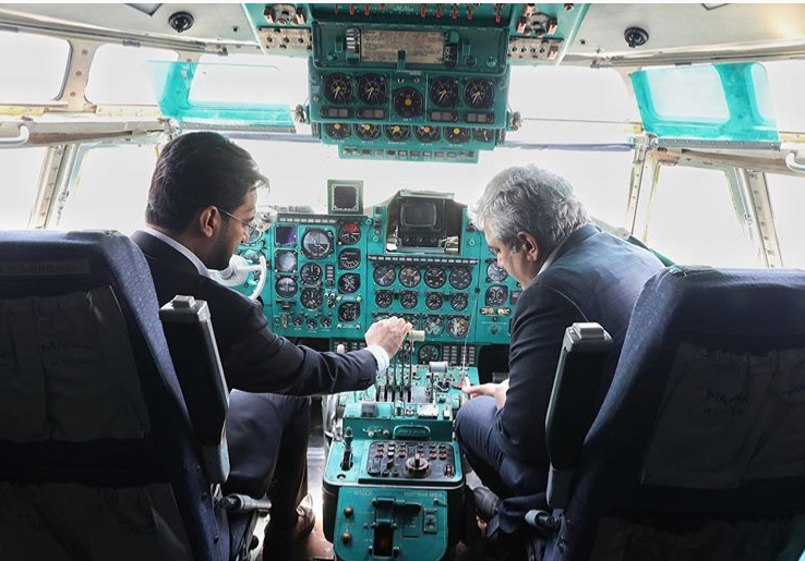 وقتی وزیر ارتباطات خلبان هواپیمای آنالوگ می‌شود