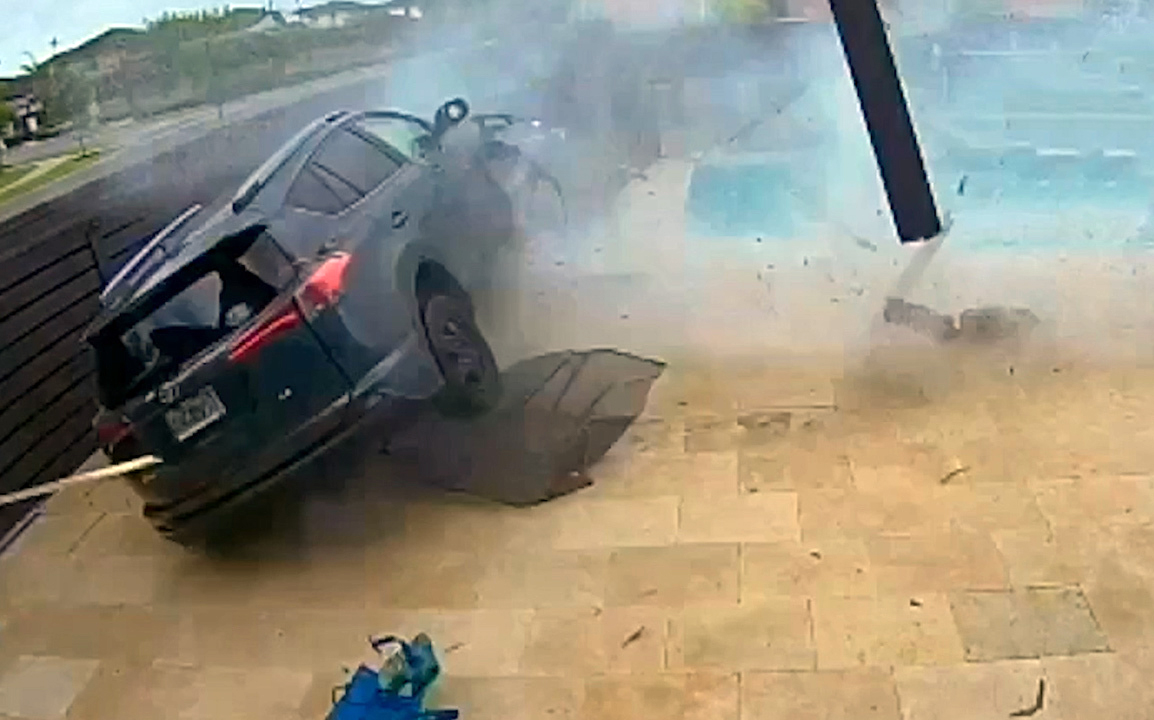 ورود ناگهانی با خودرو به حیاط یک خانه