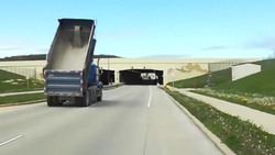 تصادف یک کامیون کمپرسی با پل هوایی + فیلم