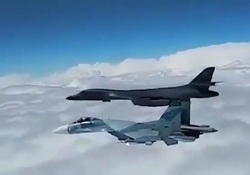 تعقیب و گریز جنگنده های روس و بمب افکن آمریکا + فیلم