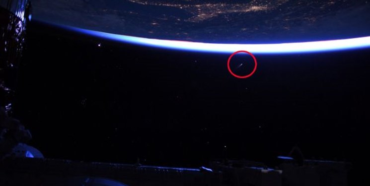 درخشش یک دنباله‌دار در فضا