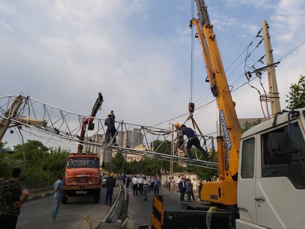 سقوط دکل مخابراتی در محله حکیمیه + عکس