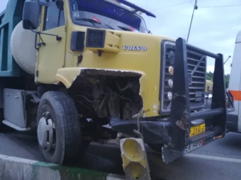 متلاشی شدن L۹۰ در برخورد با کامیون + تصاویر