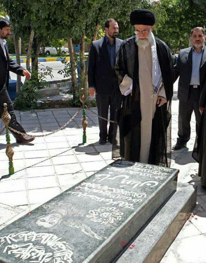 تصویری از رهبر انقلاب بر مزار خلبان قهرمانی که کابوس صدام شد