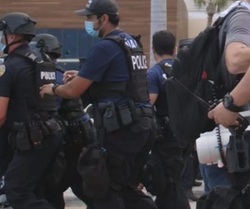 پلیس آمریکا روسری دختر مسلمان را از سر او کشید