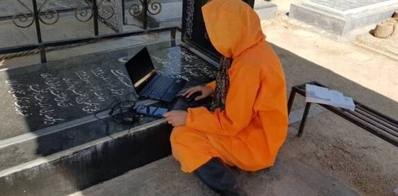 امتحان آنلاین در حین غسل و کفن کرونایی‌ها + عکس