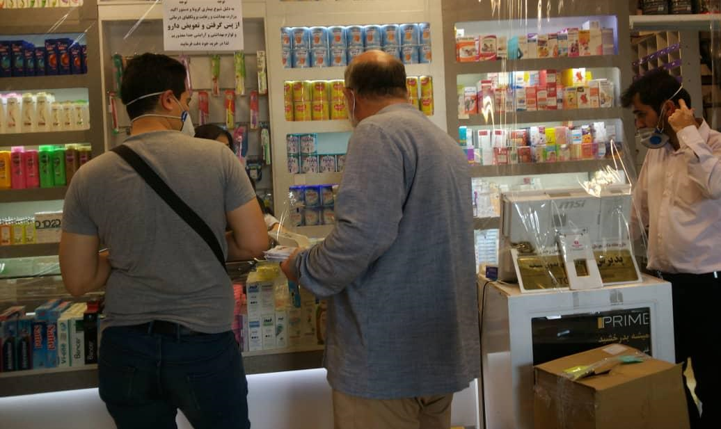 توزیع کتابچه غدیر به جای توزیع شیرینی میان اهالی بازار تهران