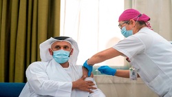وزیر بهداشت امارات واکسن کرونا زد