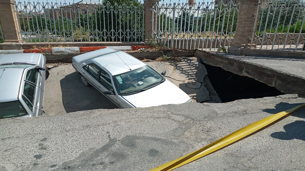 فرو رفتن خودروها به داخل زمین در تبریز + تصاویر