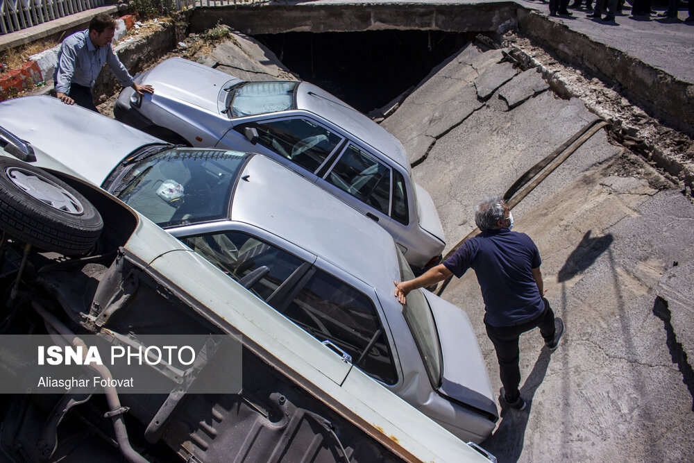 فرو رفتن خودروها به داخل زمین در تبریز + تصاویر