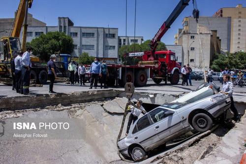 فرو رفتن خودروها به داخل زمین در تبریز + تصاویر