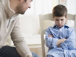 والدین چگونه هیجانات منفی کودک خود را مدیریت کنند؟