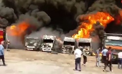 صحنه ای زیبا در میان آتش سوزی تانکرهای حمل سوخت کرمانشاه