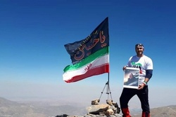 اهتزاز پرچم «یاحسین (ع)» برفراز بلندترین قله کشور عراق + عکس