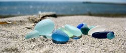 سواحل شیشه‌ای؛ گنجینه سنگ‌های درخشان