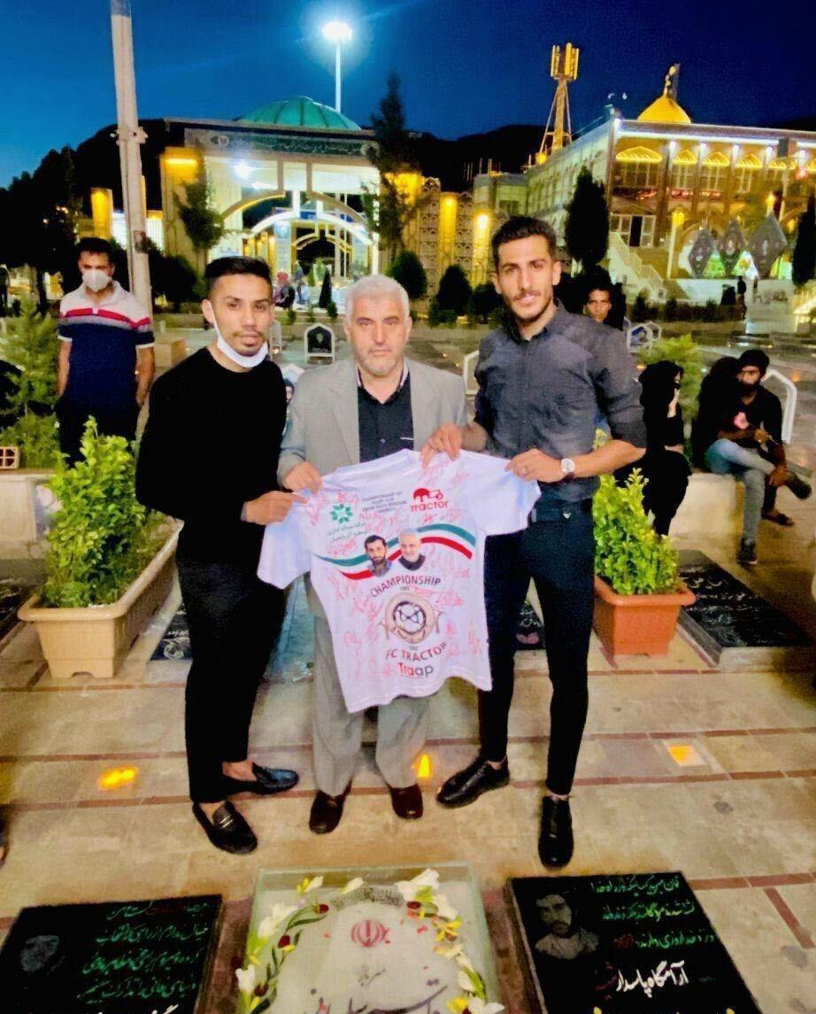 حضور دو بازیکن تراکتور بر سر مزار شهید سلیمانی