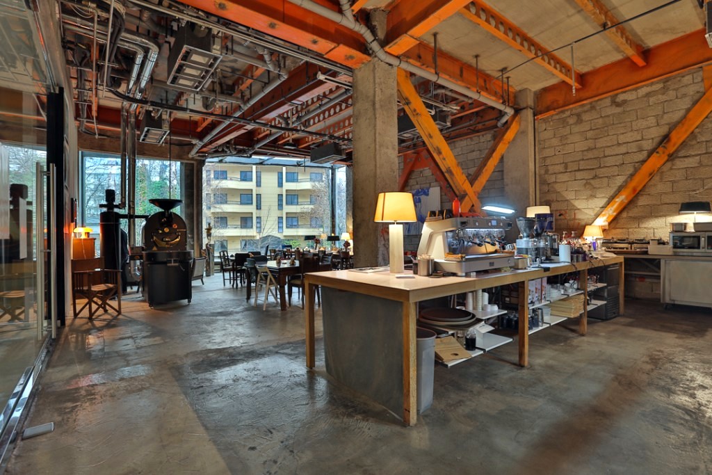 طراحی عجیب یک کافه در تهران + عکس