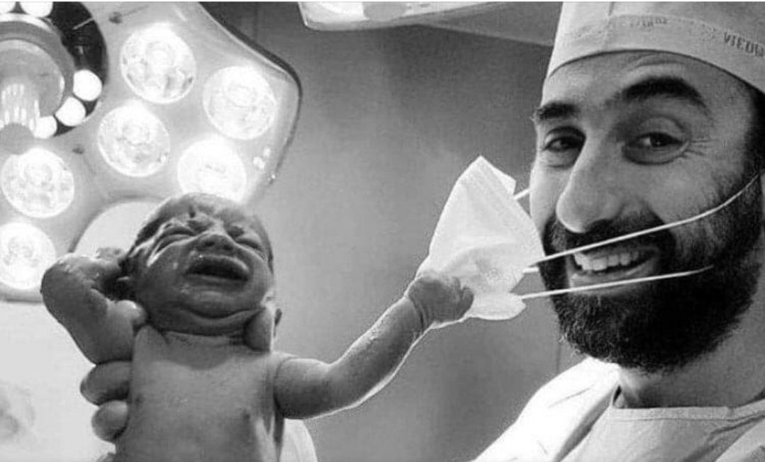 نوزادی که ماسک را از چهره پزشک برمی دارد + عکس