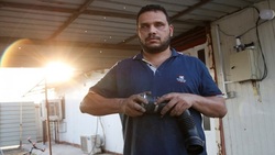مکانیک نابینا در عراق که مشتری‌ ها برای مهارتش صف می‌ کشند