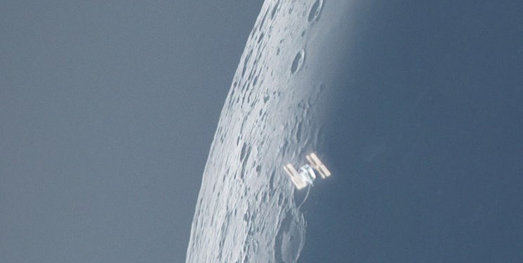 یک تصویر جالب از ایستگاه فضایی بین المللی با پس زمینه ماه و خورشید