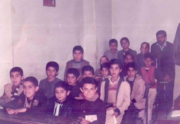 عکس زیرخاکی از نقی معمولی سر کلاس درس