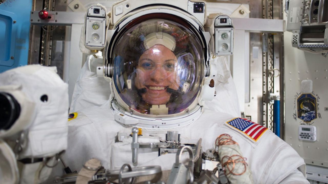 این زن از فاصله ۴۰۰ کیلومتری سیاره زمین در انتخابات آمریکا شرکت کرد + عکس