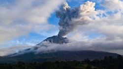 فوران عظیم یک کوه آتشفشان در اندونزی + فیلم