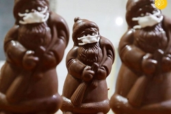 تولید شکلات‌های بابانوئل با ماسک +عکس
