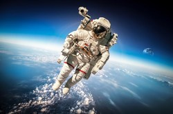 راهکار جالب فضانوردان برای خاراندن بینی + عکس