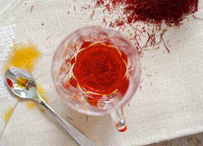 دم کردن زعفران با آب جوش