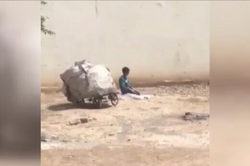 ویدیو تاثیرگذار از نماز خواندن یک کودک کار