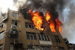 نجات ساکنین ساختمان آتش گرفته با لودر! + فیلم