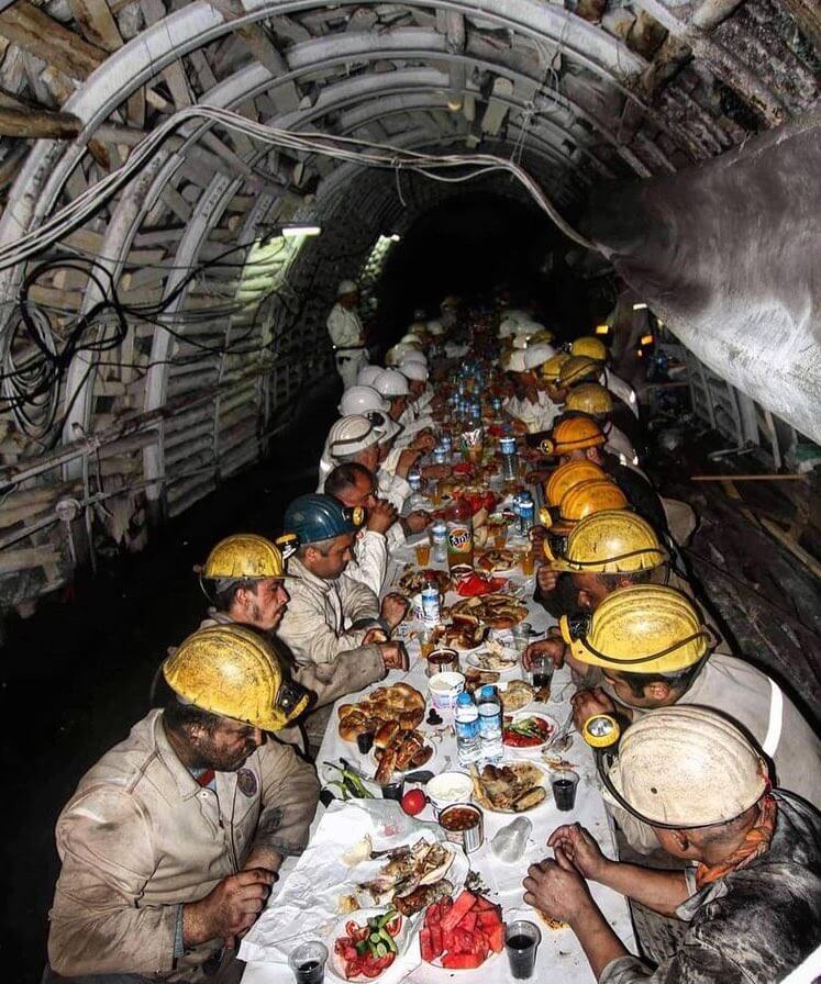 افطار کارگران معدن در عمق ۶۳۰ متری زمین