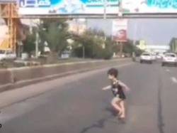 لحظه نجات کودک از وسط خیابان با هوشیاری راننده + فیلم