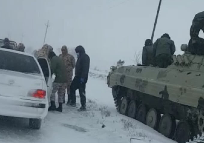 تانک ارتش در برف و امدادرسانی