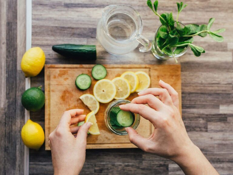 دتاکس واتر چیست و چگونه به لاغری کمک می کند؟