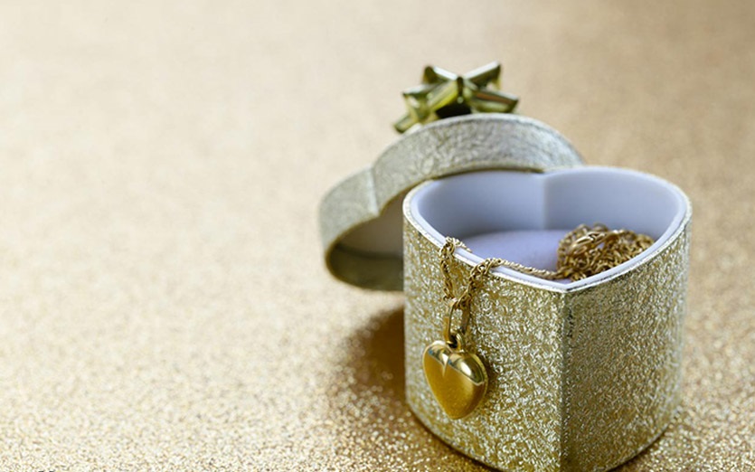 آیا مرد می‌تواند پس از جدایی، طلا‌یی که به زن هدیه داده را پس بگیرد؟