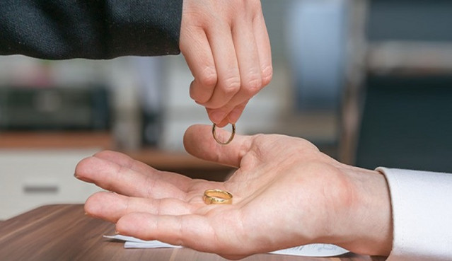 آیا مرد می‌تواند پس از جدایی، طلا‌یی که به زن هدیه داده را پس بگیرد؟