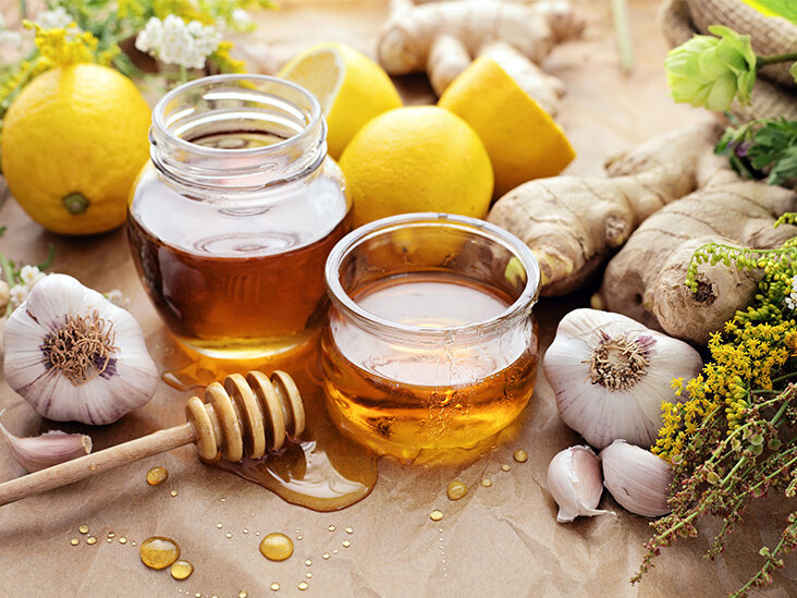 ۱۰ خاصیت آب گرم عسل برای سلامت بدن