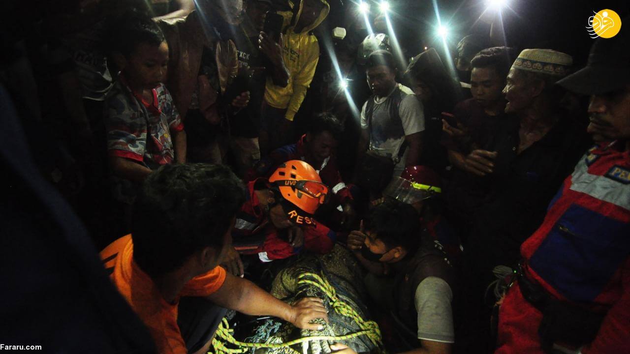 آزادی تمساح از لاستیک دور گردنش