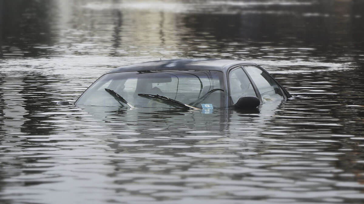 خودرو غرق در آب