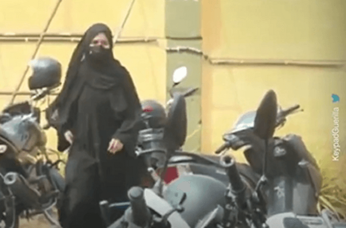 واکنش یک دختر محجبه به گروهی از پسران معترض