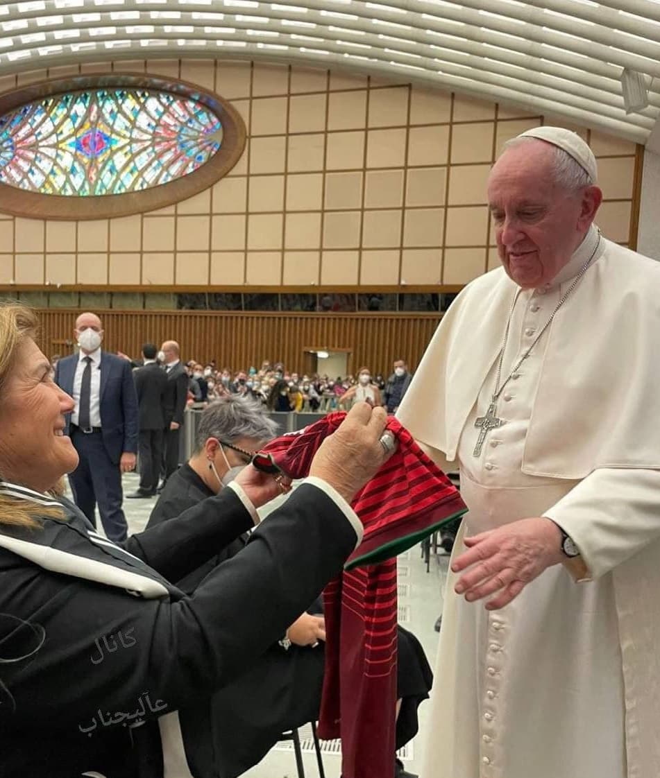 هدیه ویژه مادر رونالدو به پاپ