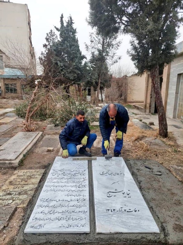 سنگ قبر نیما یوشیج