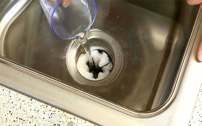 روش‌هایی خانگی برای بازکردن گرفتگی سینک ظرفشویی