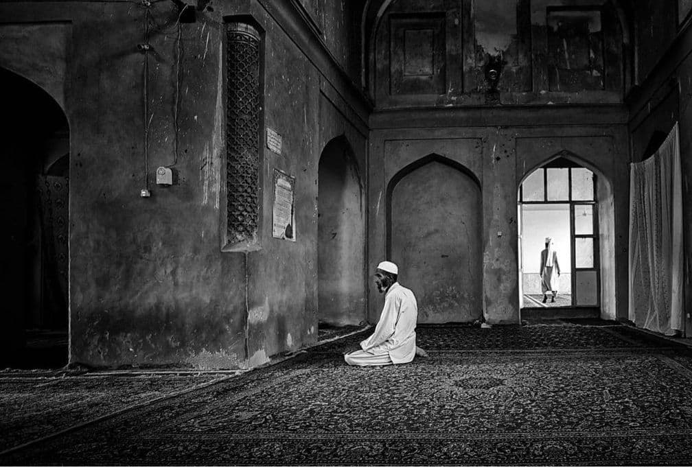 مرد در مسجد